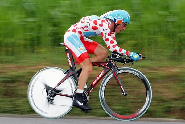 Jerome Pineau (Bouygues Telecom) in the mountain jersey.