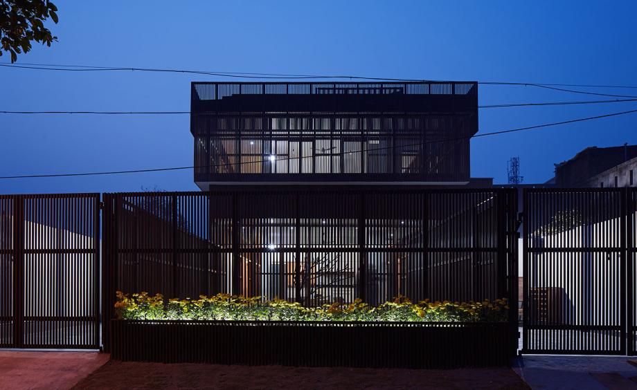 Permeable skin made of horizontal bands of vertical wood lattice