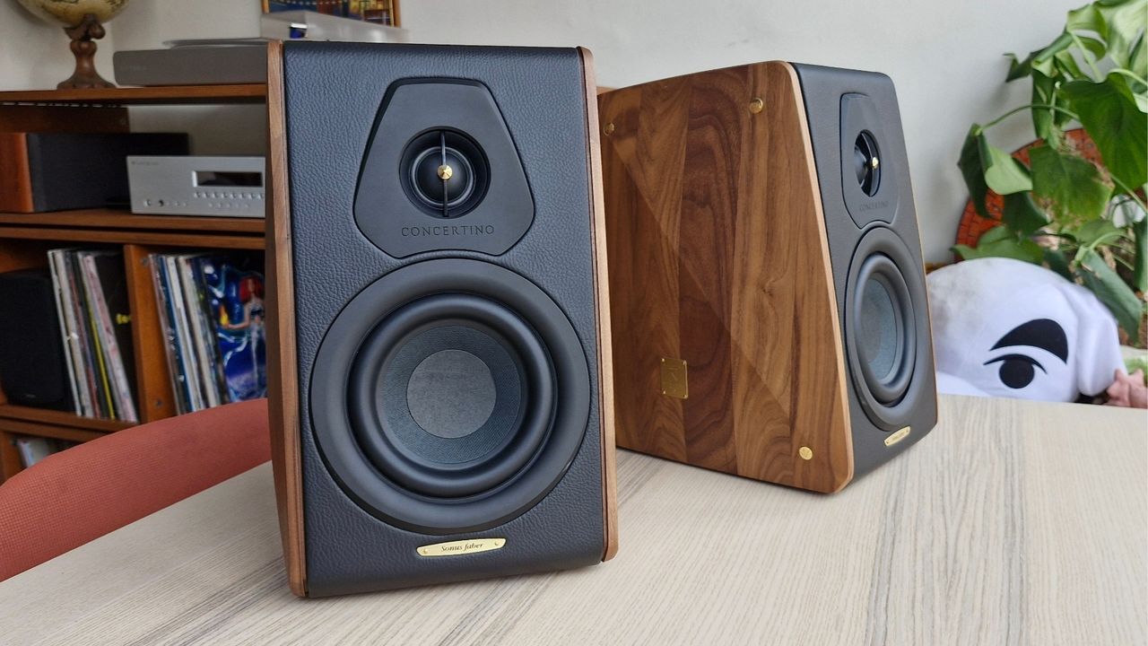 Sonus Faber Concertino G4 bookshelf speaks on a wooden table