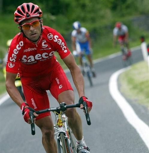 Simoni rides alone on the road to Faenza, where he took the 2003 Giro lead.