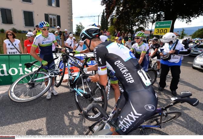 Untangling bikes after the crash in the final 100 meters of stage 5