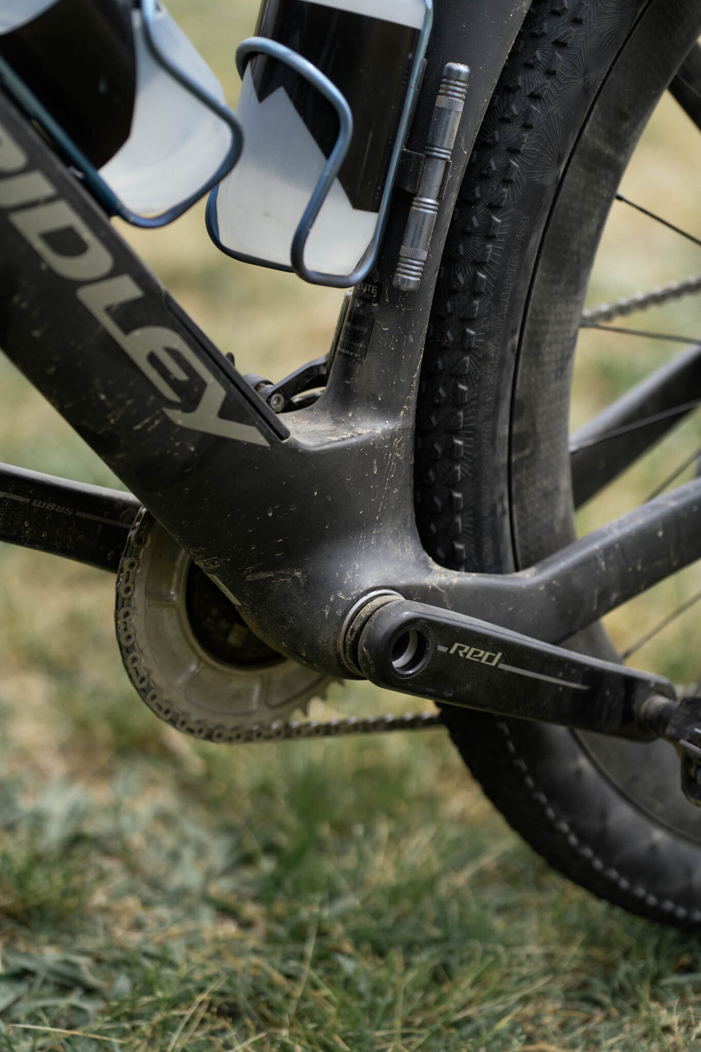 Bicicleta de cascalho Aero Ridley, protótipo preto fosco da Traka 2026.