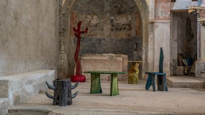设计:由Philia画廊的儿童设计的Brut家具，展示在空荡荡的小教堂里