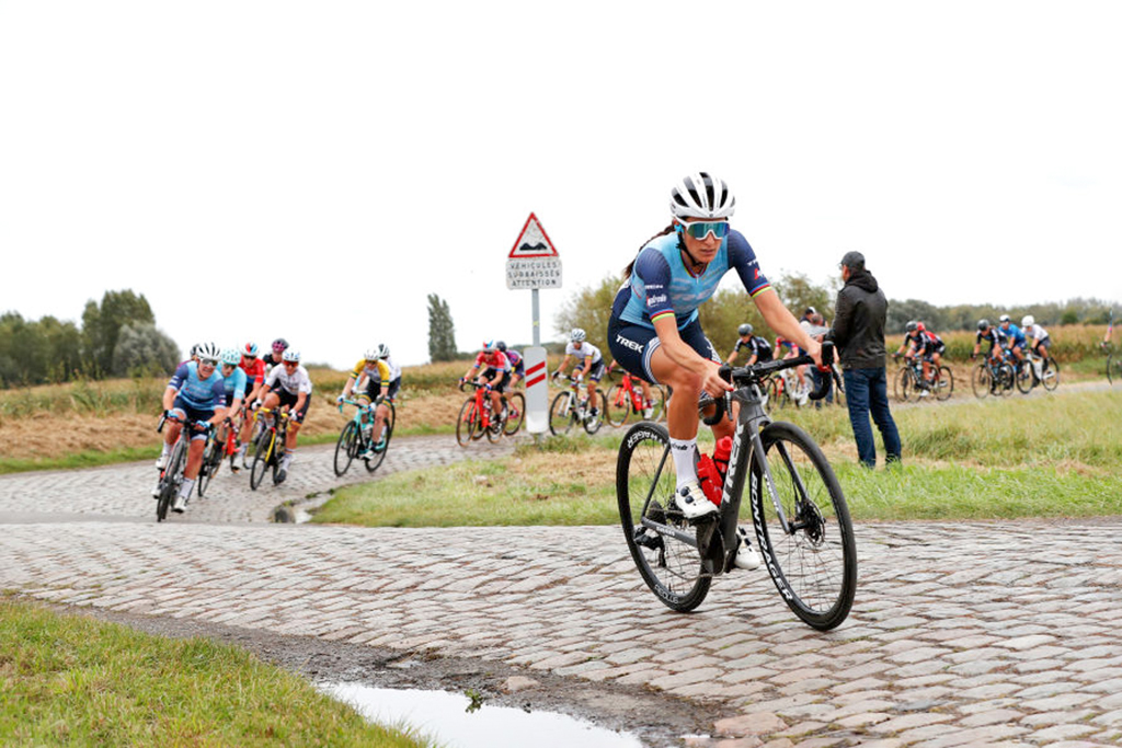 Lizzie Deignan launches an attack on a cobbled sector during the 2021 Paris-Roubaix Femmes