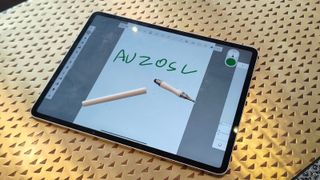 The AUZOSL Stylus Pen on top of an iPad.