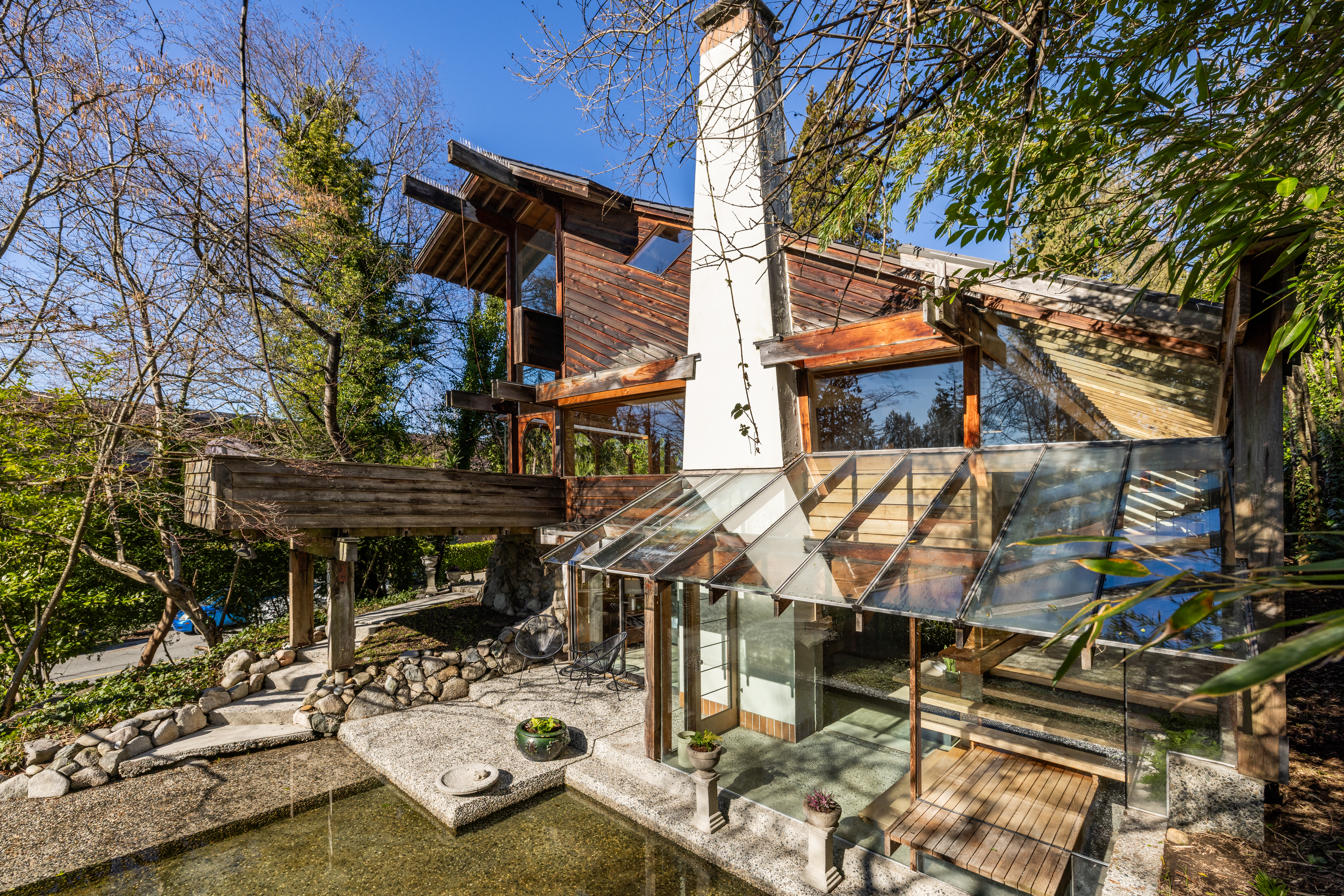 Tour Arthur M&amp;uuml;dry's house for sale in West Vancouver