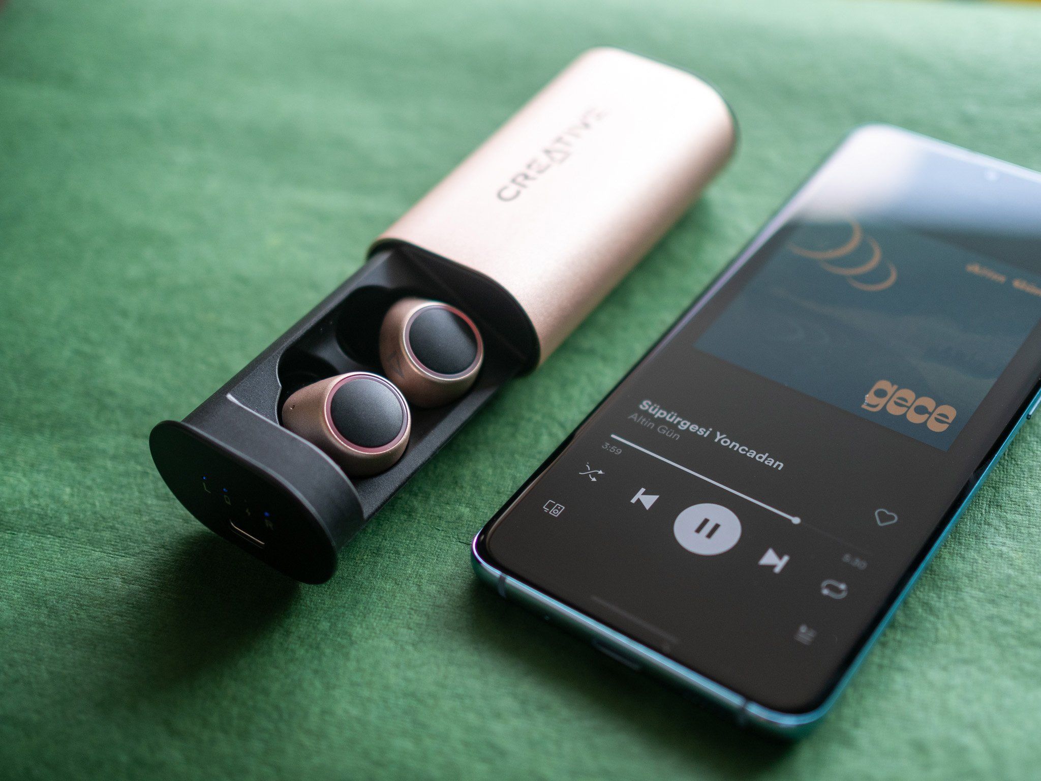 New Bluetooth chip brings premium features to cheaper wireless earbuds ...
