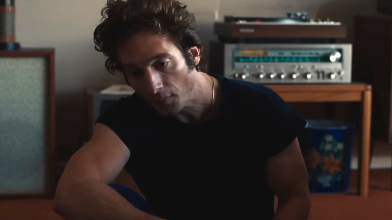 Jeremy Allen White plays Bruce Springsteen in Deliver Me from Nothing.