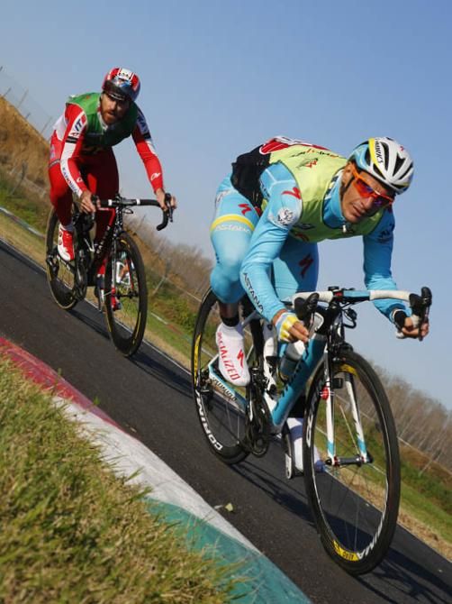 Paolo Tiralongo leads Luca Paolini
