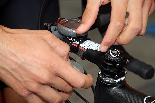 Javier Armendia (Euskaltel-Euskadi) adds a note with the sprints and climbs to his stem.
