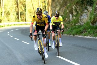 Steven Kruijswijk leads Jonas Vingegaard at Itzulia Basque Country