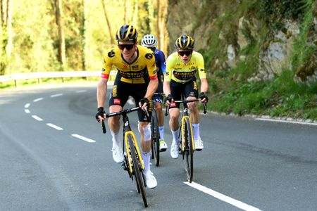 Steven Kruijswijk leads Jonas Vingegaard at Itzulia Basque Country