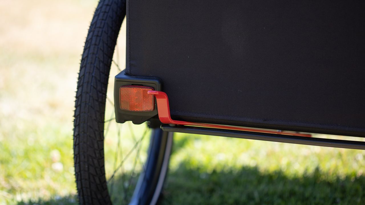 Burley D&rsquo;Lite X bike trailer brake and rear reflector