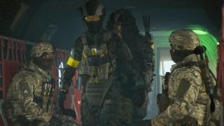 Battlefield Redsec weapon kits: A group of soldiers inside a helicopter getting ready to airdrop. Two are walking through the middle while two more are sat on either side.