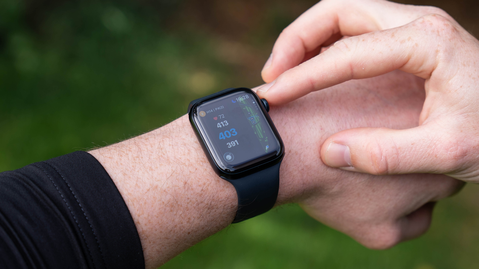 A golfer plays with an Apple Watch