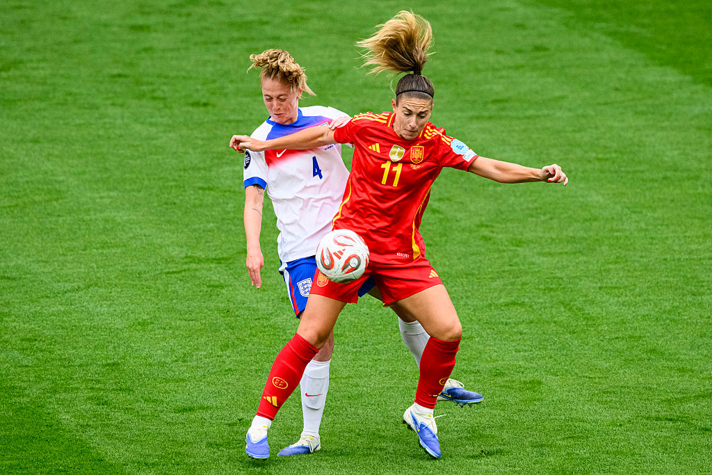 Keira Walsh battles with Alexia Putellas