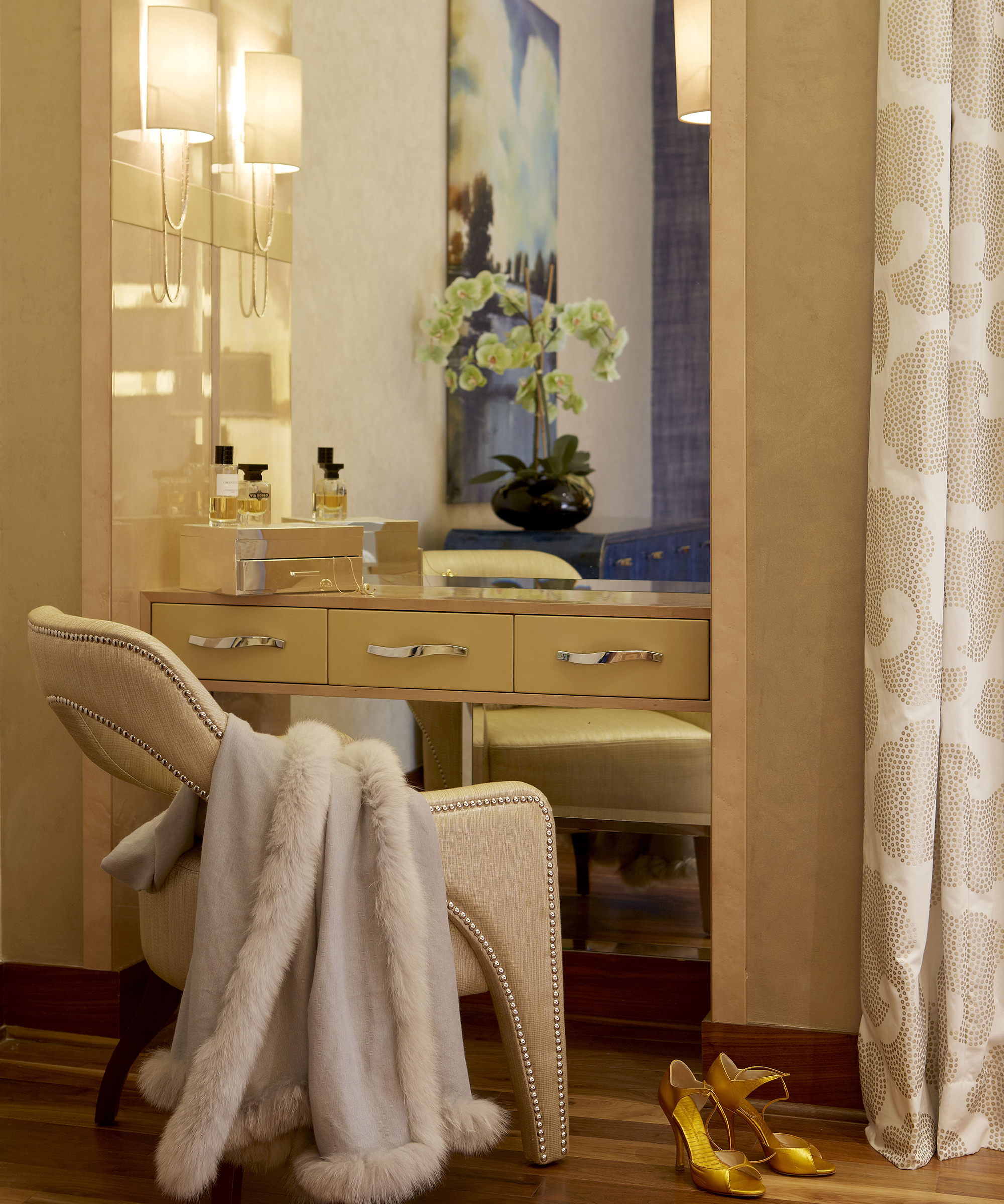 Yellow dressing table in bedroom by Brabbu