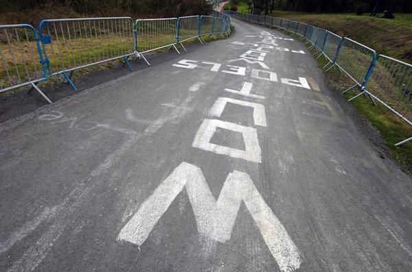 Fans of Wout Poels have been busy on the C&ocirc;te de La Redoute.