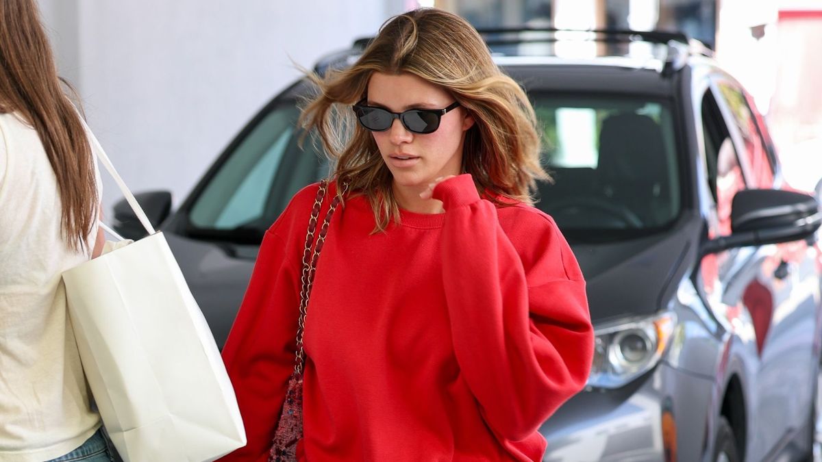 Sofia Richie Just Wore the “Dated” Trainer Trend That’s Actually +209% In Sales Right Now