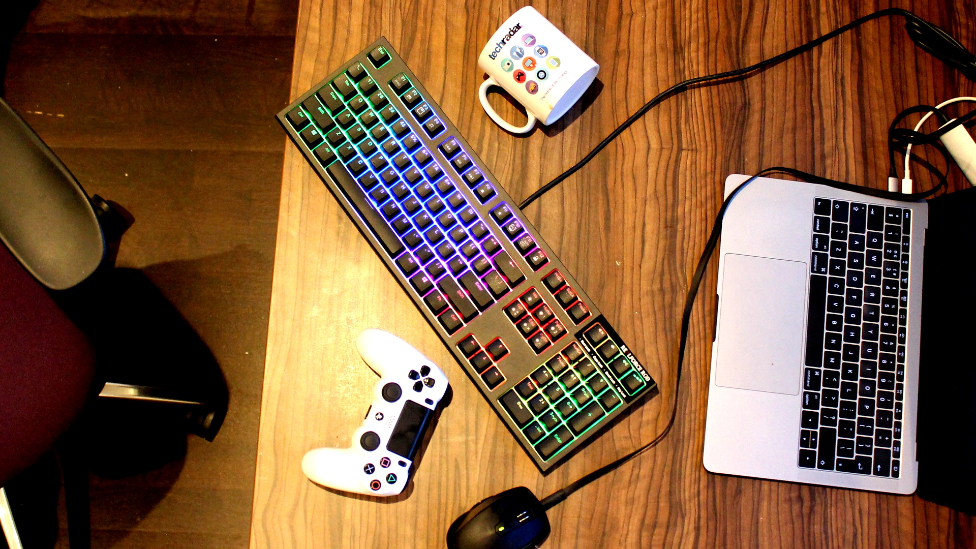 un clavier de jeu avec beaucoup de lumière