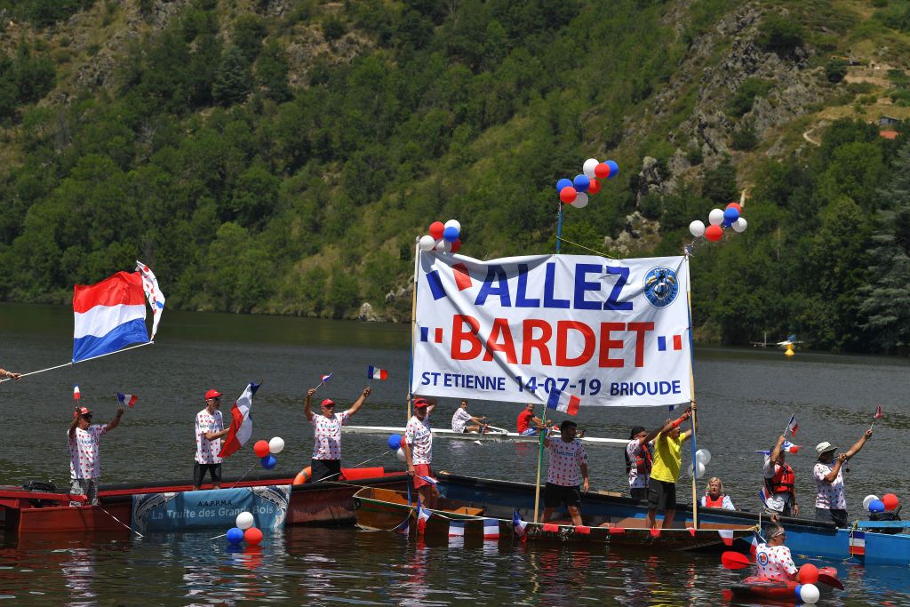 Hometown fans cheer on Romain Bardet