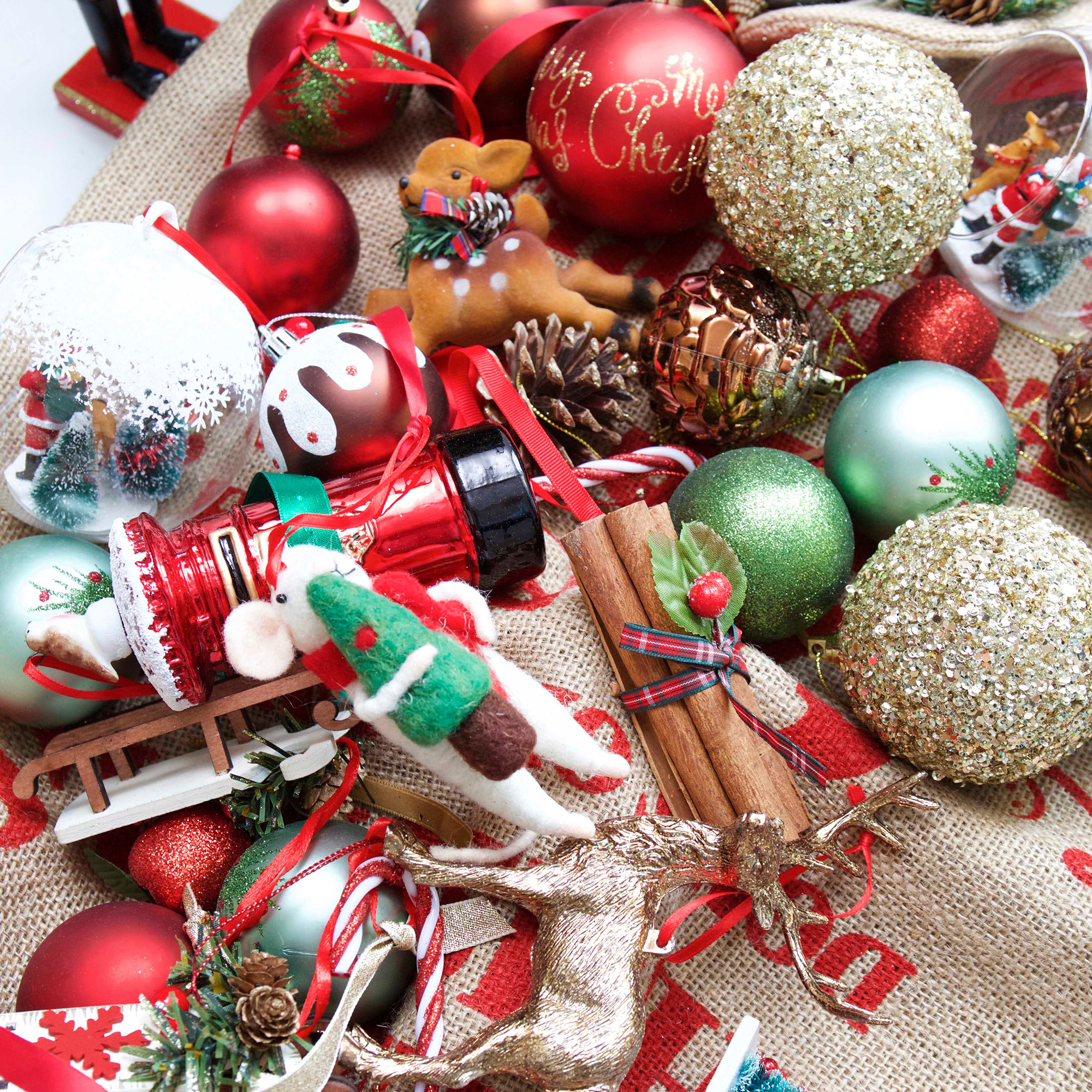 CHRISTMAS VILLAGE Red Decoration Storage Bag Wreath Round Bauble