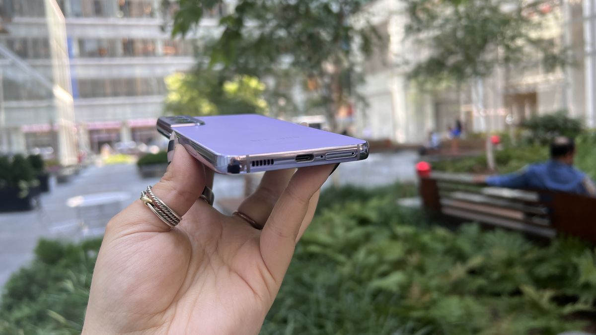 Samsung Galaxy S22 in Bora Purple