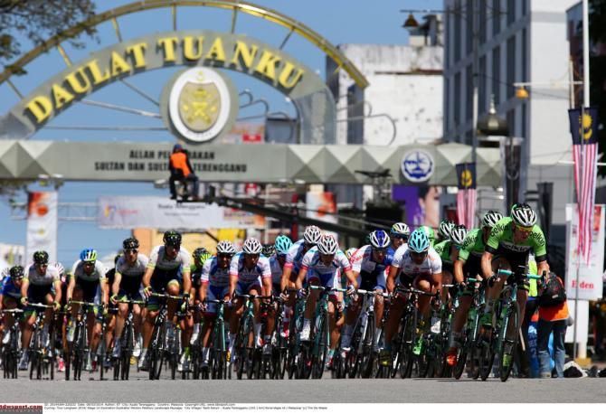 Belkin leads the peloton getting set for the sprint