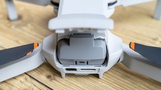 DJI Mini 4K 電池倉打開