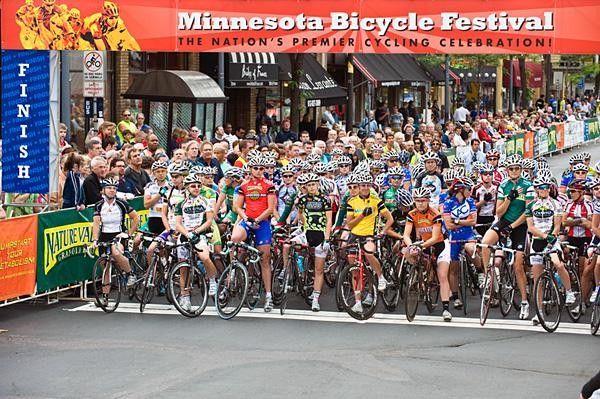 The women's field awaits the race start.