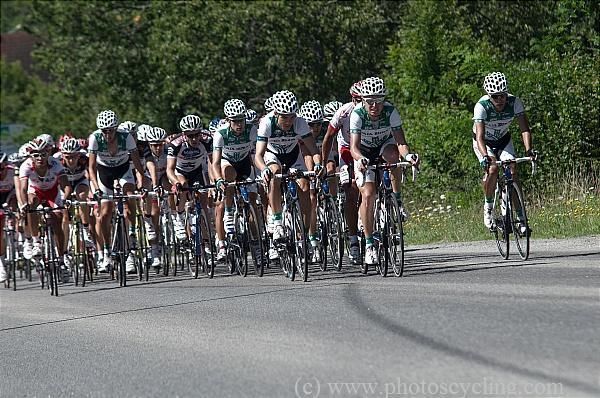 The bunch early in the race.