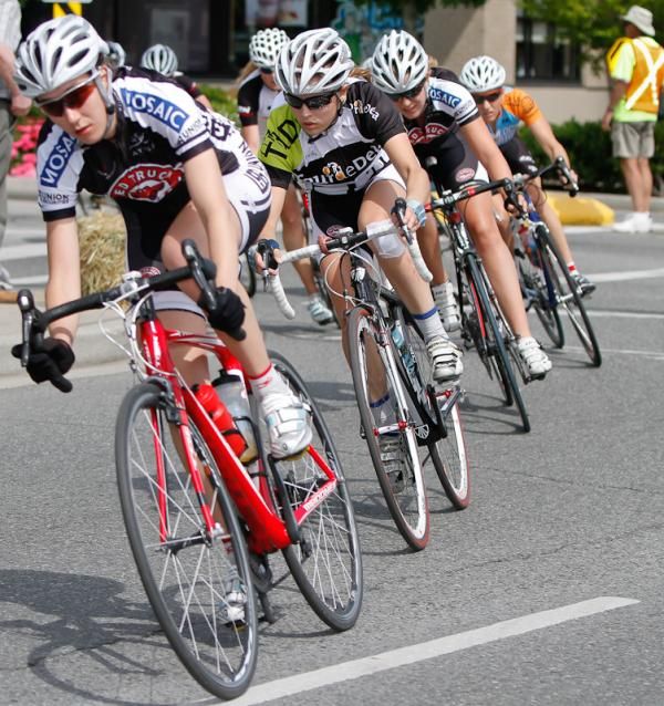 Omnium race leader Karlee Gendron (Trek/Red Truck) safely tucked in behind one of her team-mates.