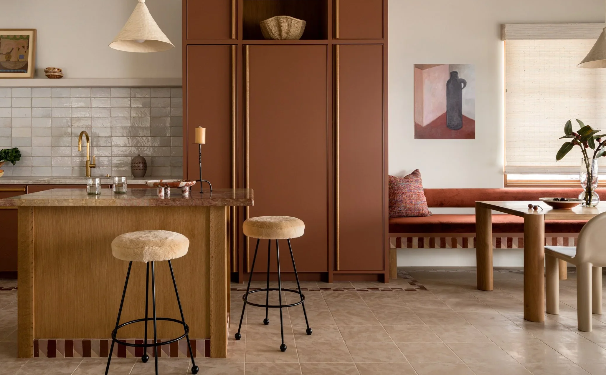 Rust and terracotta kitchen with wood elements, zellige tiles, velvet banquette and tiled details