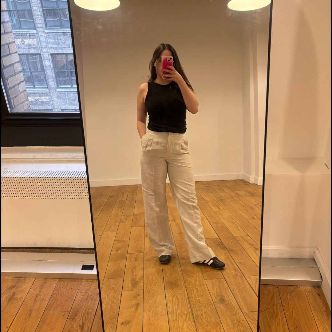 Fashion E-Commerce Editor Julia Marzovilla tests the Aritzia The Effortless Pants™ Linen.