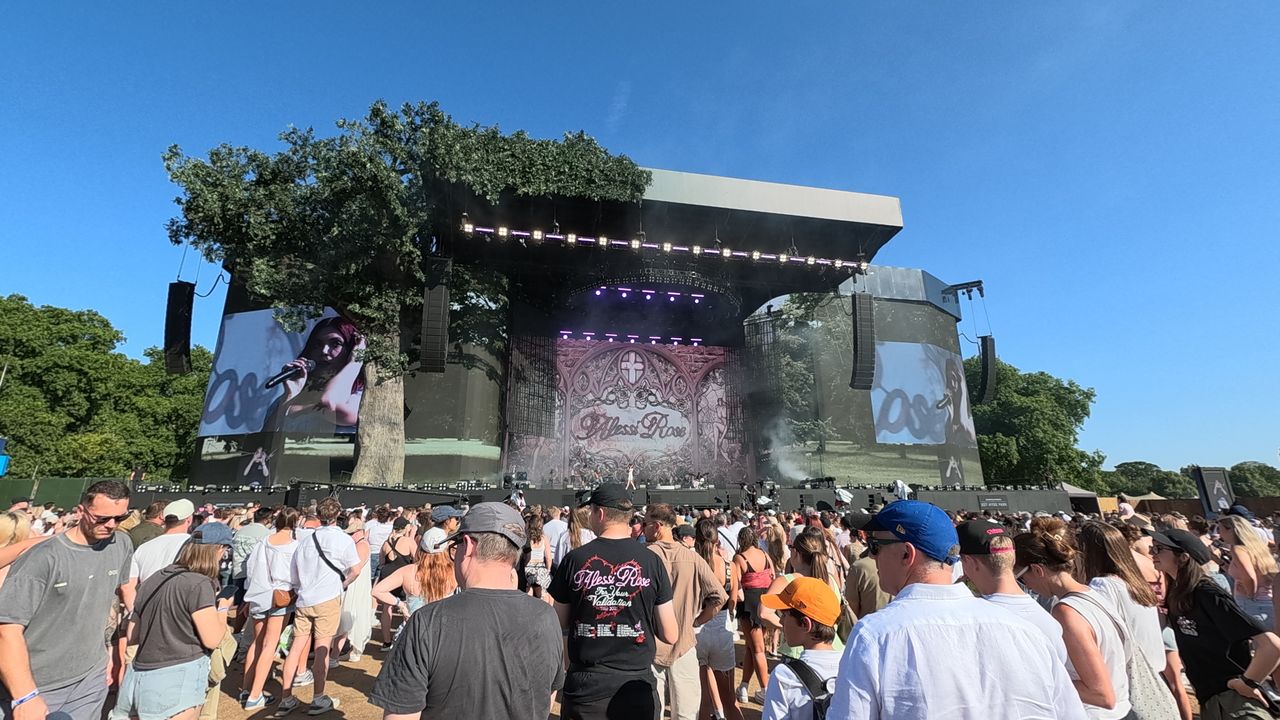 An Alessi Rose concert with fans dancing in front of the stage.