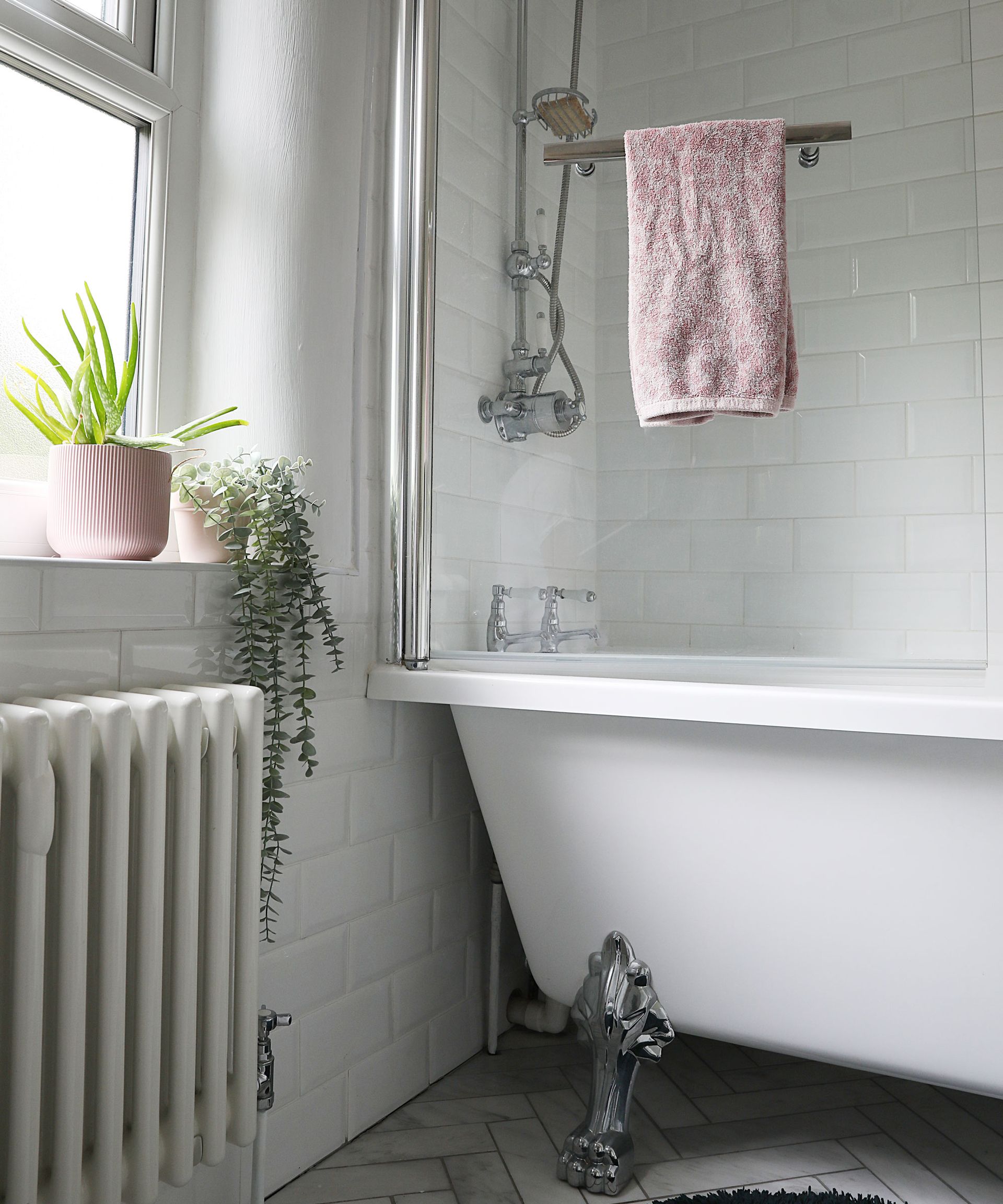 Esther Pillans membawa sentuhan apik Paris ke teras bergaya Victoria yang telah direnovasi