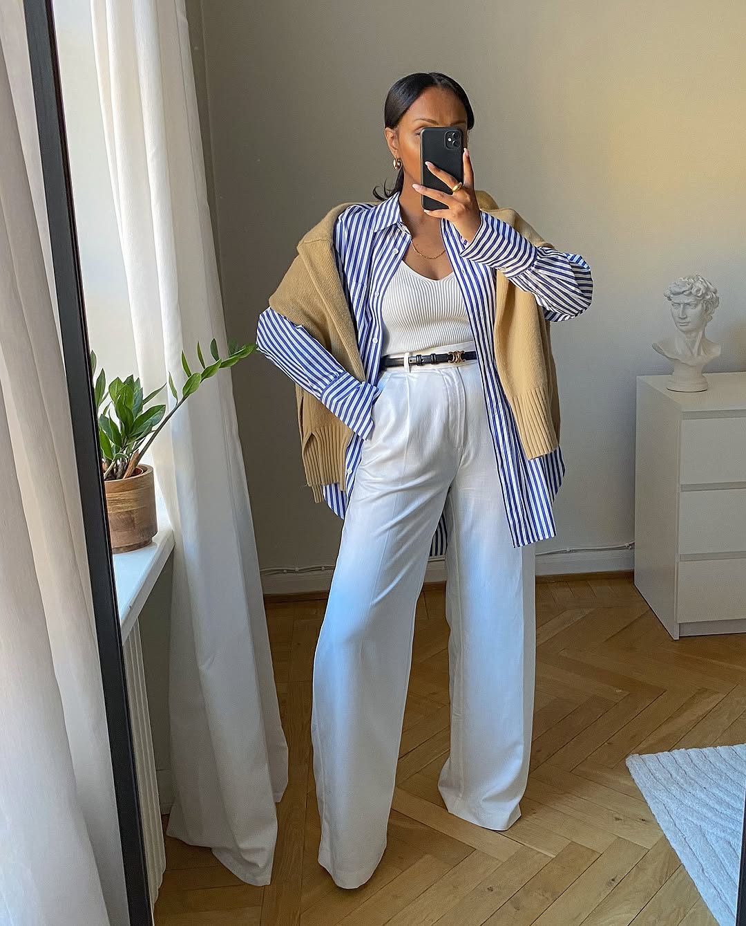 woman wearing white trousers black belt fall outfits 2025