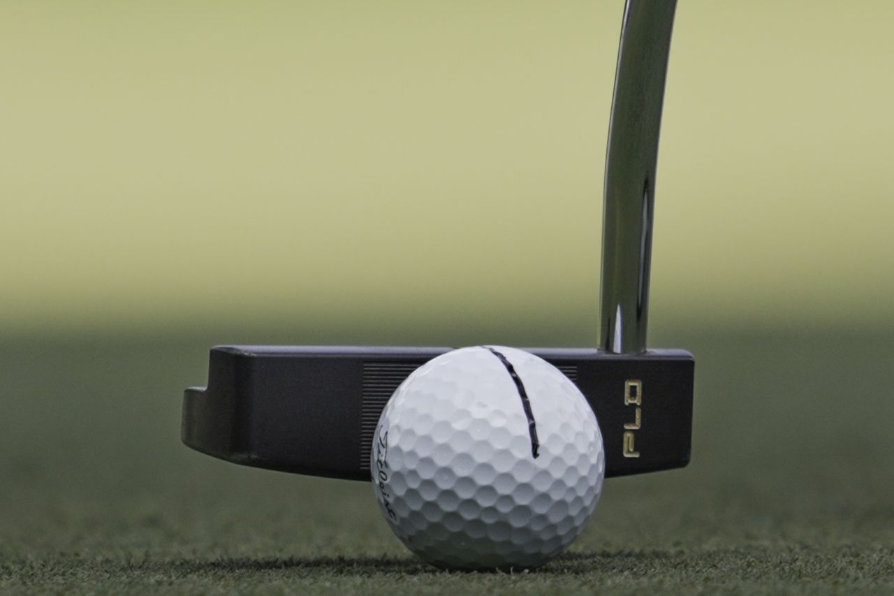Close up of Viktor Hovlands putter