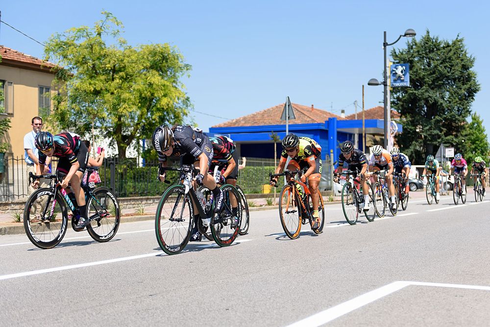 Chloe Hosking (Wiggle High5) takes the lead in the sprint with 100 metres to go at Giro Rosa 2016 - Stage 3