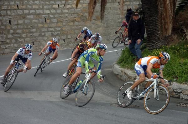 The favourites stay close on the descent off the Poggio
