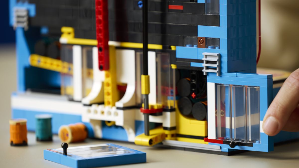 A hand pushes shut a rear compartment of the Lego Donkey Kong Arcade set