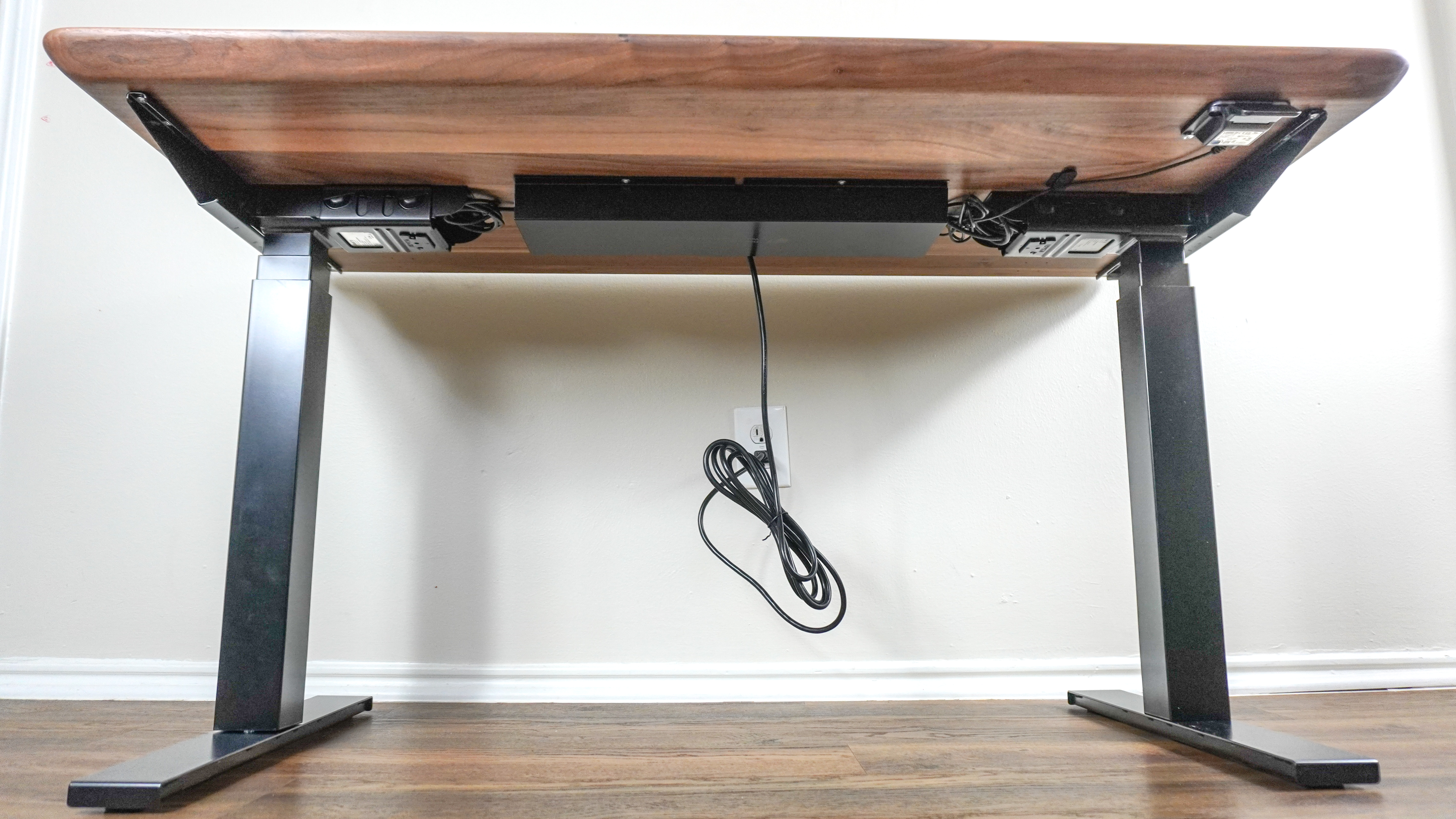 A low shot showing the underside of the Oakywood Standing Desk Pro