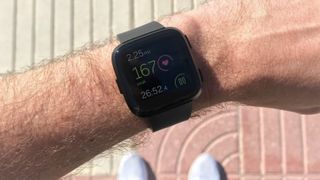 Run Detect-funktionen på Fitbit Versa betyder, at uret automatisk sætter på hold, hvis du stopper din træning for en kort pause 