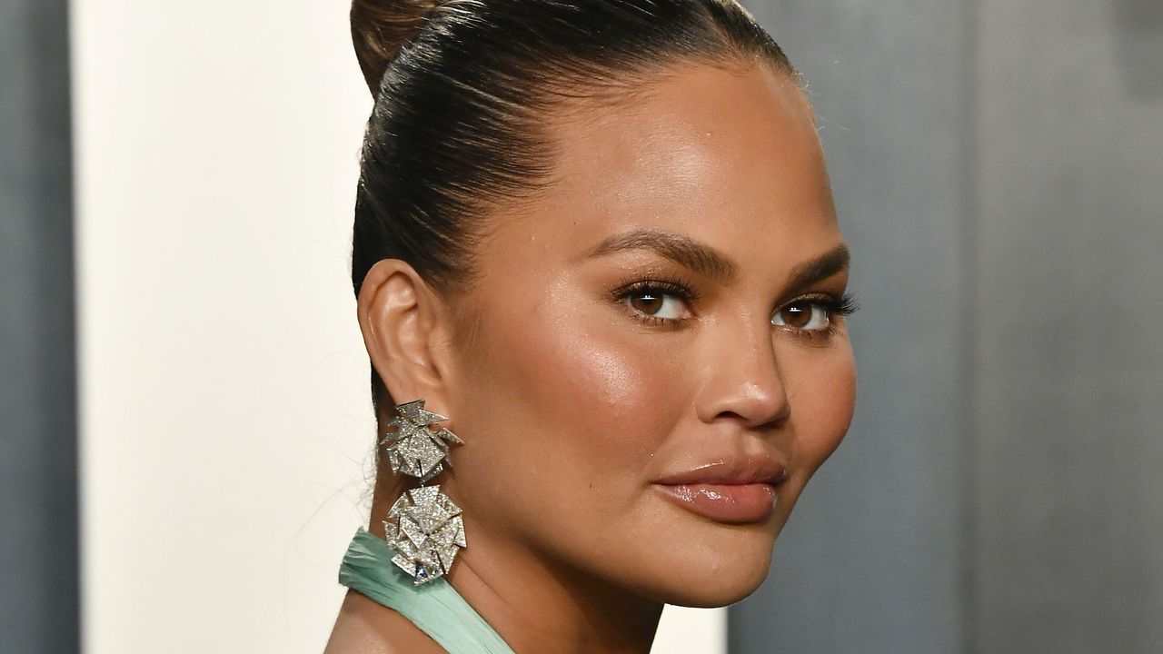 beverly hills, california february 09 chrissy teigen attends the 2020 vanity fair oscar party hosted by radhika jones at wallis annenberg center for the performing arts on february 09, 2020 in beverly hills, california photo by frazer harrisongetty images