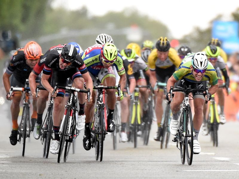 The sprinters digging deep in the final metres of stage 5 won by Mark Cavendish (Etixx-Quick Step)