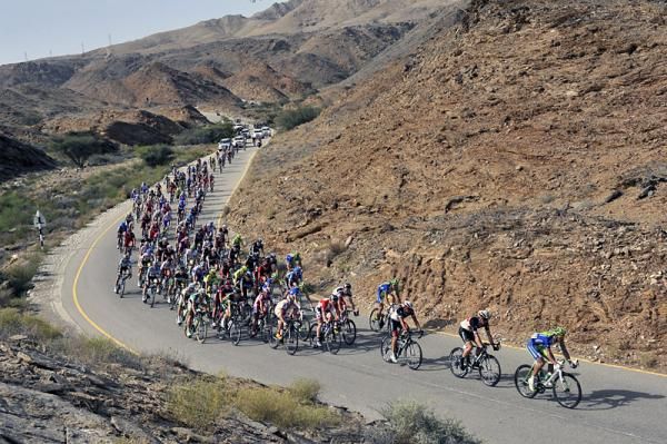 The peloton en route to Al Wadi Al Kabir.