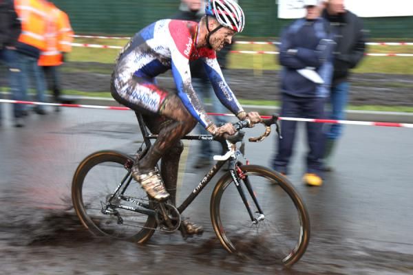 Lars Boom (Rabobank) powers through the mud to a podium finish.