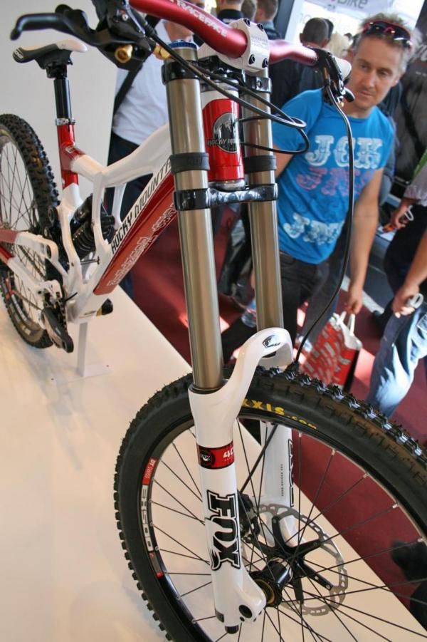 Rocky Mountain Flatline World Cup with Fox 40 RC2 forks.