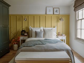 Yellow bedroom paneling Neptune