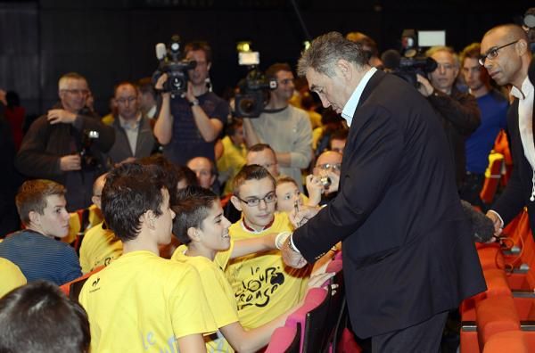 Eddy Merckx signs autographs for the children